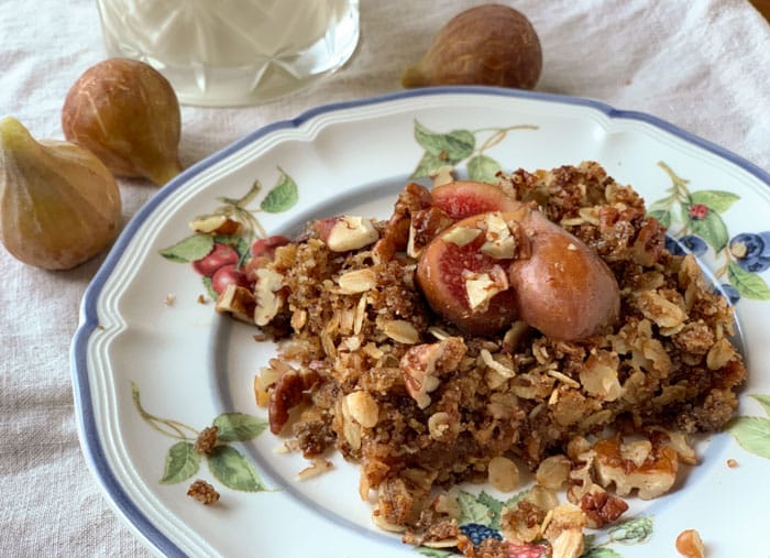 flourless fig crumble with oats and almond flour, gluten-free