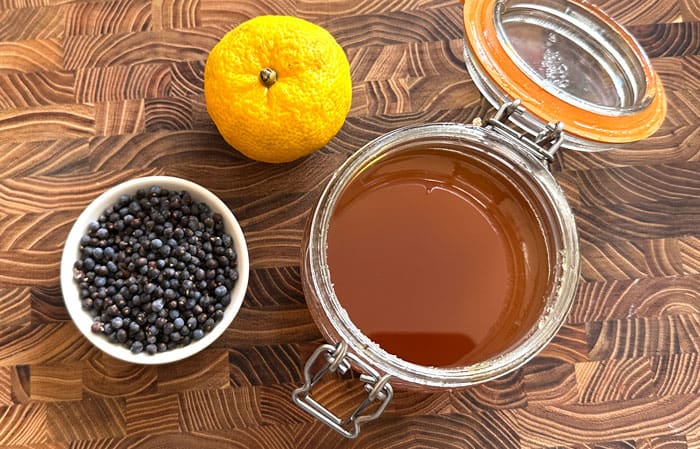 Juniper berries, yuzu, honey - the basic ingredients that will flavor this recipe.